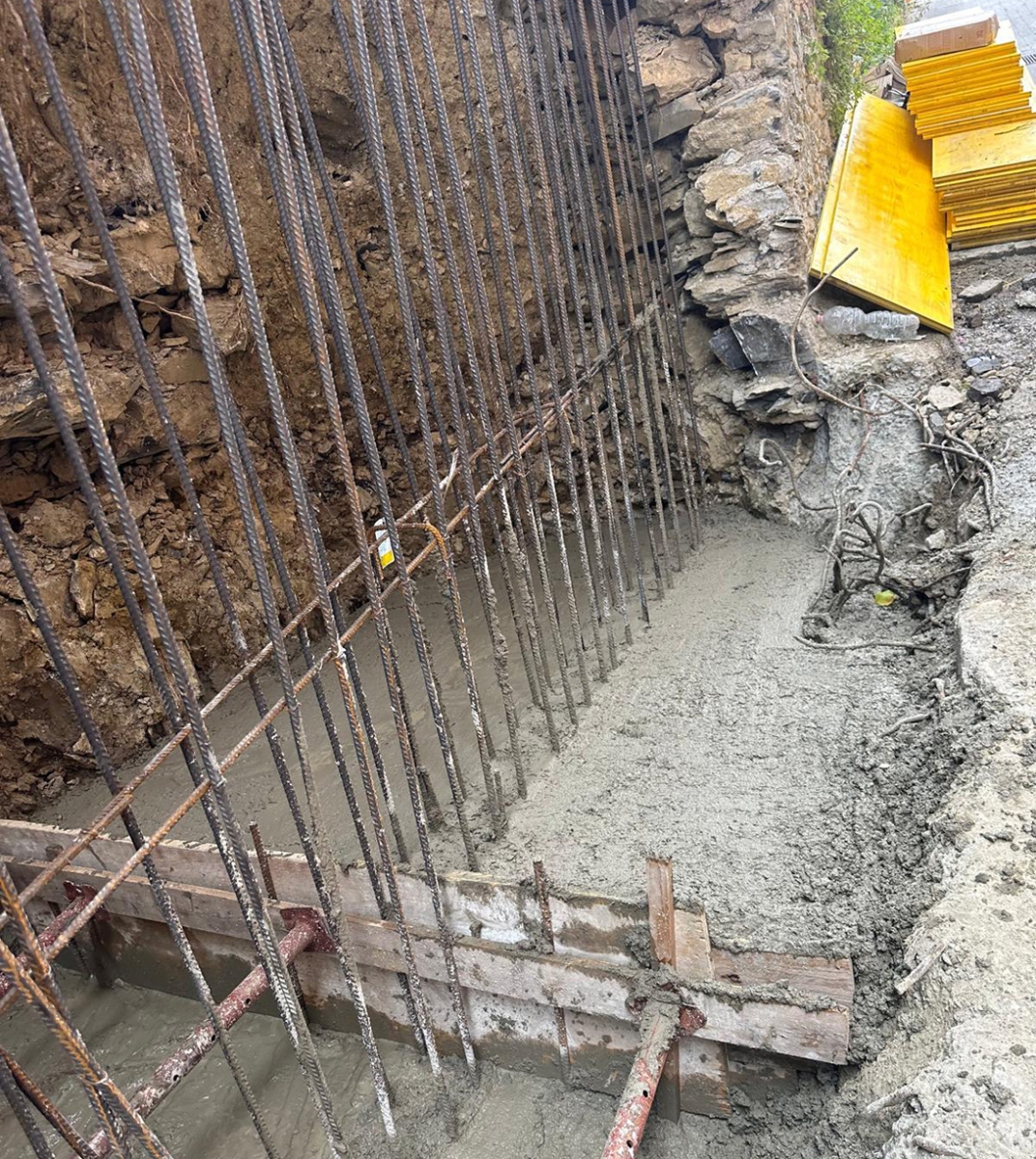 022-ricostruzione-muro-sostegno-calcestruzzo-armato-rivestito-pietra-Genova-corso-europa-001
