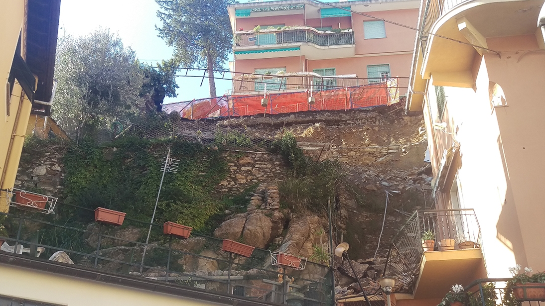 032-ricostruzione-muro-sostegno-crollato-001