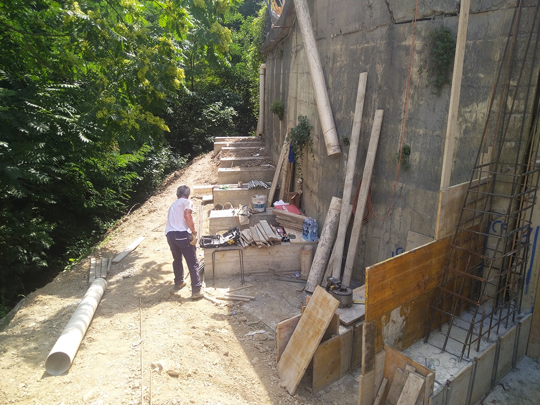 Area di scavo e predisposizioni operative a ridosso del muro di sostegno.