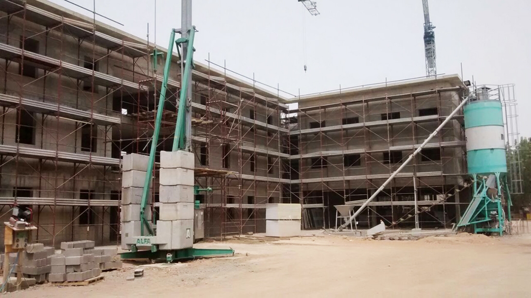 Cantiere in corso: ponteggi e avanzamento delle opere in elevazione.