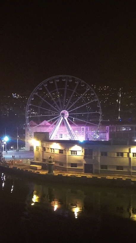 Ruota panoramica in esercizio: installazione in area portuale.