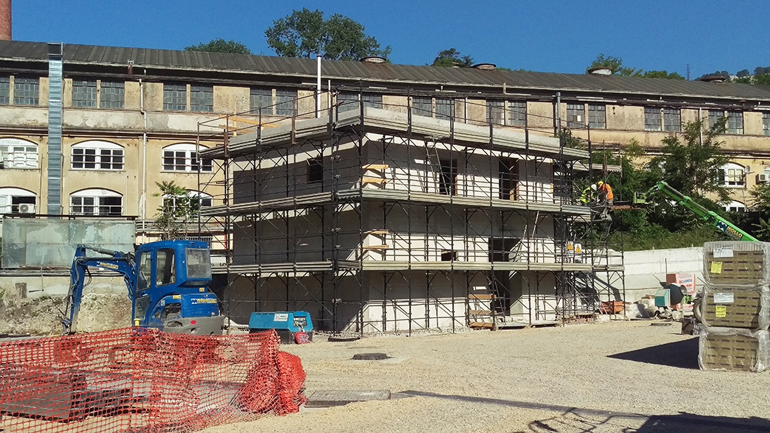 Intervento di adeguamento sismico su palazzina esistente destinata a uffici: verifiche, progettazione degli interventi e supporto alla direzione lavori durante le fasi di cantiere e ponteggi.