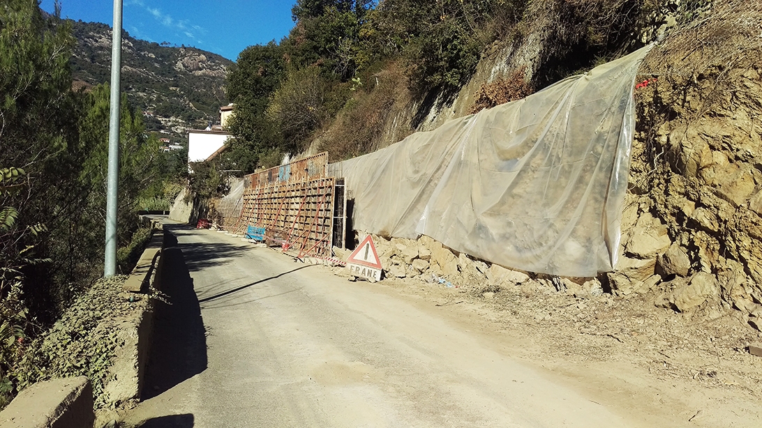 Consolidamento del versante e adeguamento della carreggiata lungo la strada.