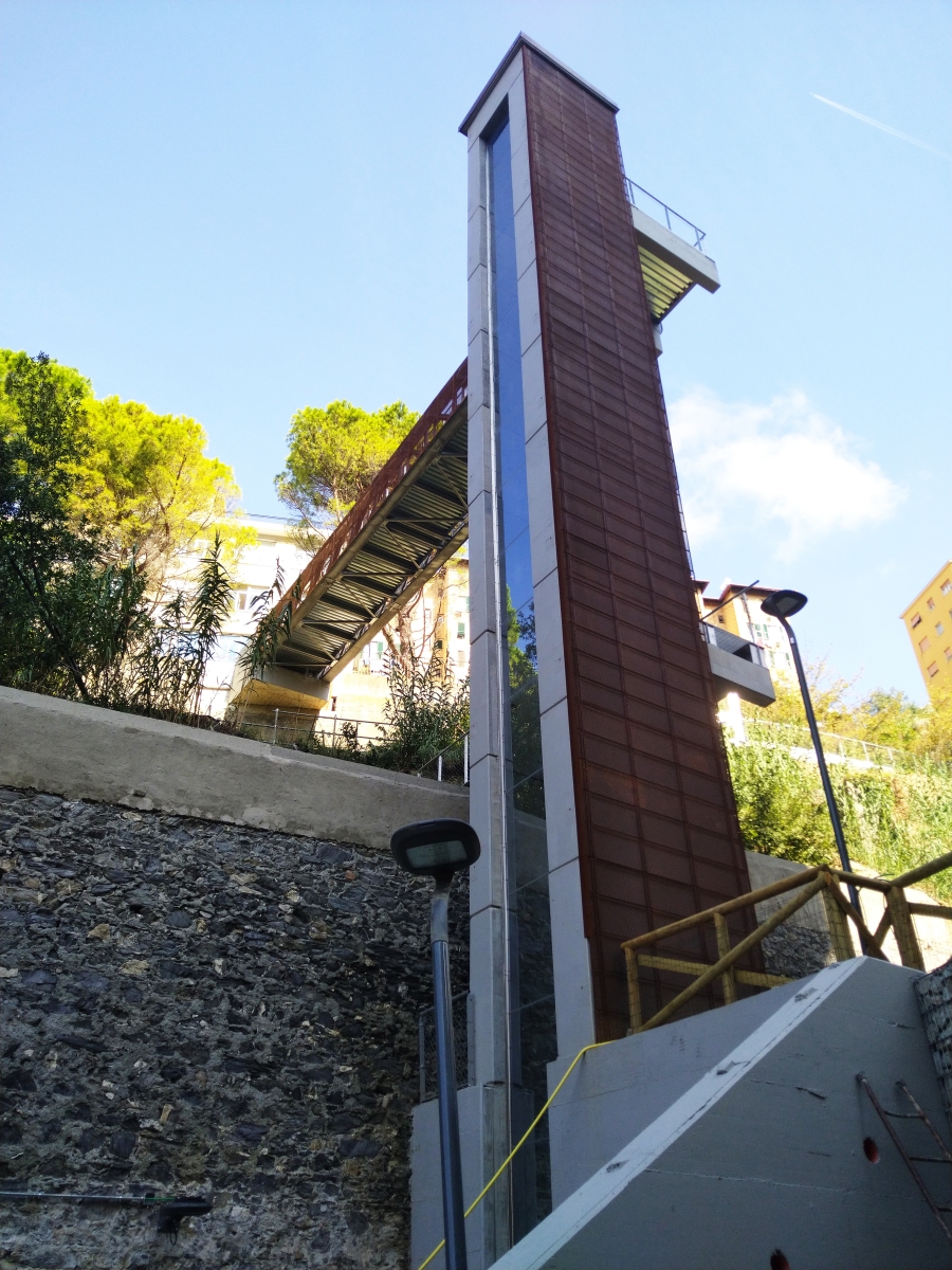 Dettaglio dell’opera finita: ascensore e passerella integrati nel parco.