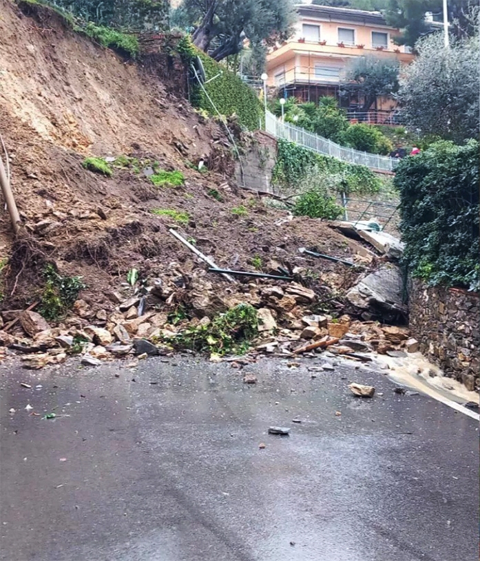 Crollo del muro di monte: detriti e fango invadono la carreggiata.