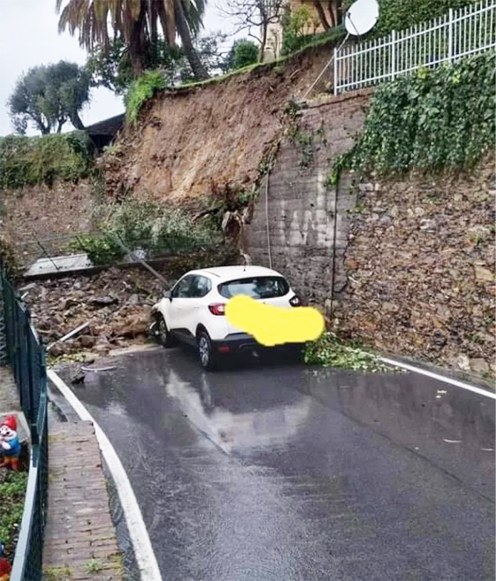 Detriti contro veicolo: frana e cedimento del fronte murario a monte.