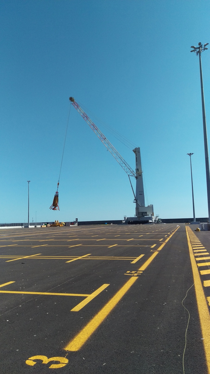 Installazioni e finiture nell’area terminal: gru, piazzali e opere accessorie.