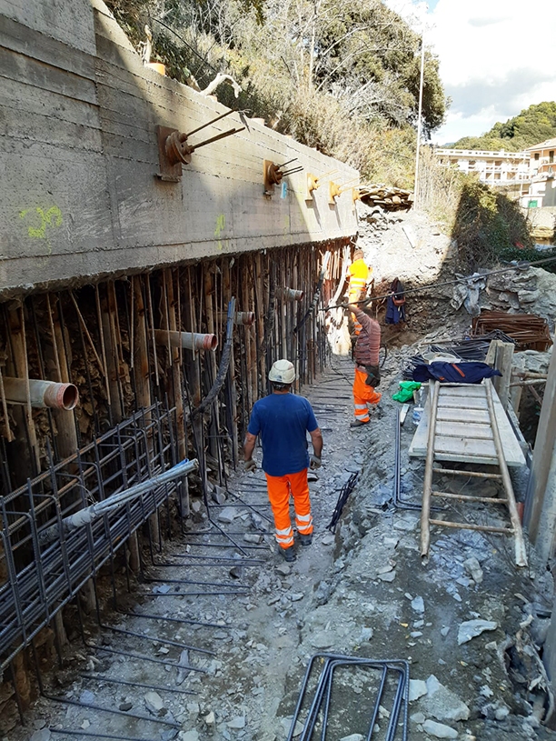Scavo e lavorazioni in corso lungo il fronte, con armature a vista.