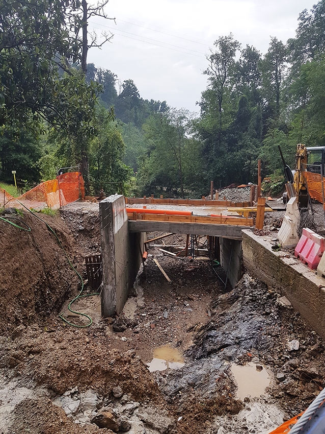 Cantiere sul rio: posa dello scatolare e sistemazione dell’alveo.