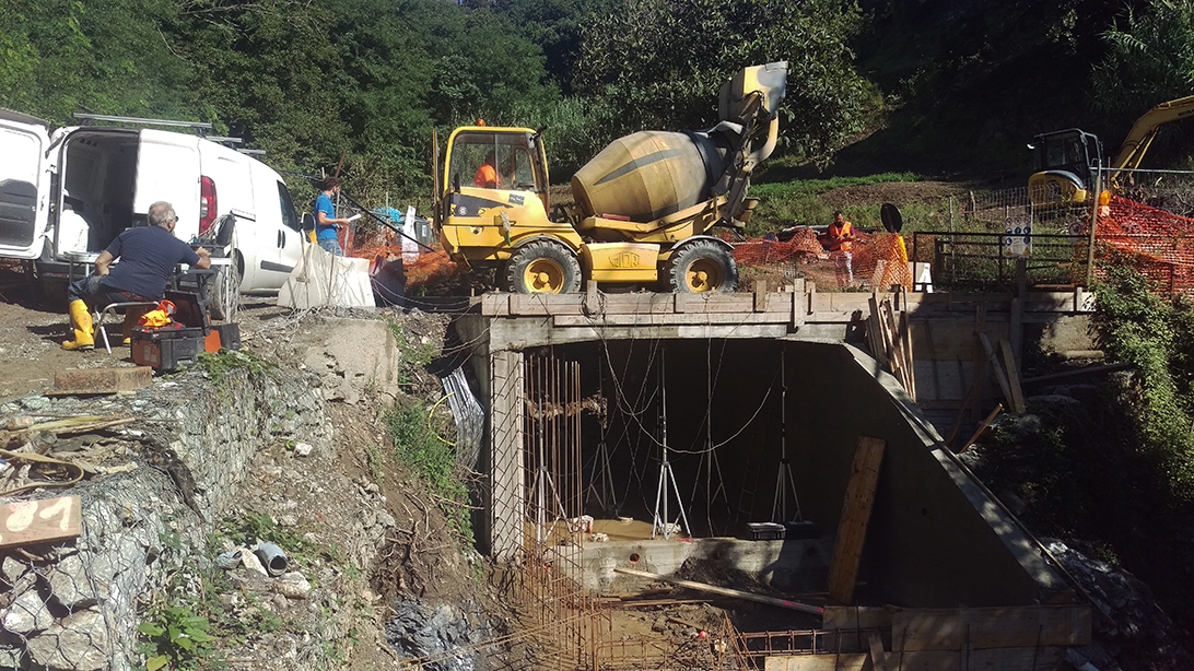 Prova di carico sull’attraversamento: mezzi in transito e monitoraggi.
